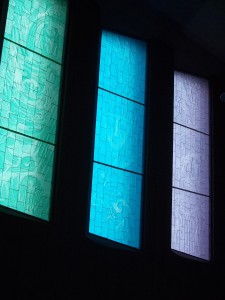 Fönstren är gjorda av färgade 4 cm tjocka etsade glasplattor som ger ett behagligt ljus i lokalen.