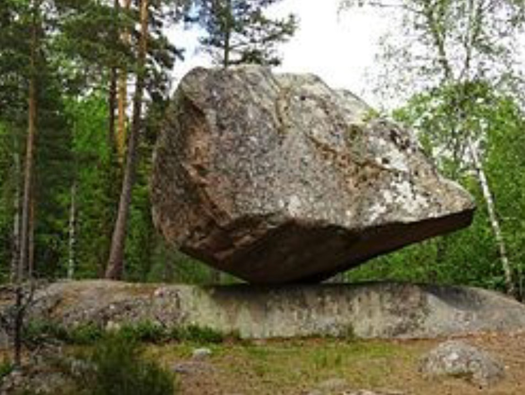 Bild av en stor sten i en trädgård